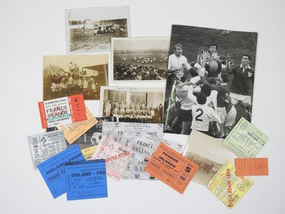 null France-Irlande. 7 photos de presse et des billets : a) 1921, les équipes vont...