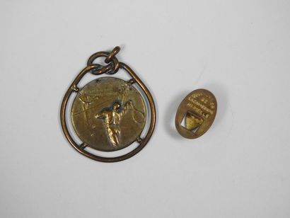 null Médaille. Deux pièces :a) "Le service", médaille ronde de vainqueur DH, 14/7/1935....