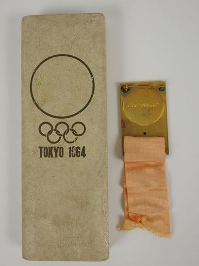 null Tokyo 1964, badge officiel dans son écrin (un peu passé) soleil levant argenté...