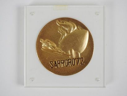 null Sapporo 1972, médaille commémorative flamme olympique, sauteur à skis sous la...