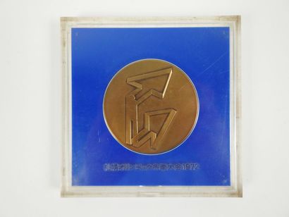 null Sapporo 1972, médaille (diam. 5,5 cm) de participant en bronze avers athlète...