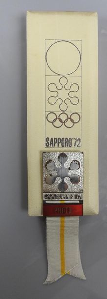 null Sapporo 1972, badge officiel en métal pour la Photo Dans son écrin officiel