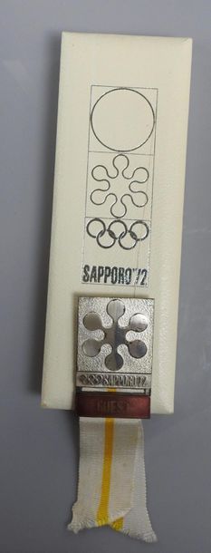 null Sapporo 1972, badge officiel en métal pour les "Guests" Dans son écrin offi...