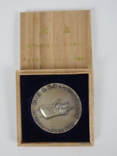 null Sapporo 1972, médaille de bobsleigh offerte par la fédération japonaise. Avers...