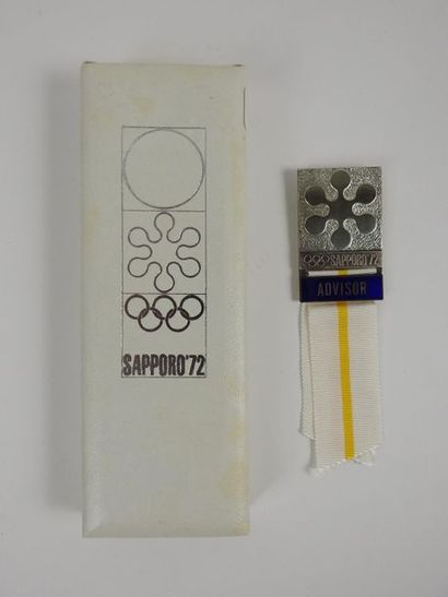 null Sapporo 1972, badge officel en métal argenté avec flocon pour advisor (en bleu)...