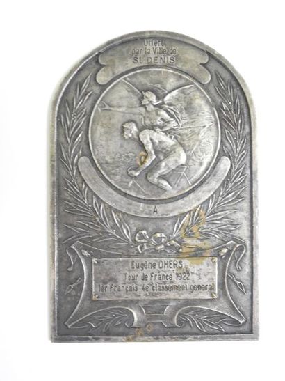null Tour 1922. Plaquette en métal argenté offerte par la ville de St Denis à Eugène...