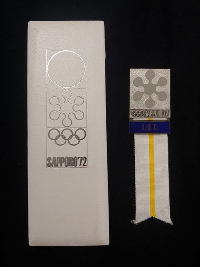 null Sapporo 1972, badge officiel en métal argenté avec flocon, les anneaux Sapporo...