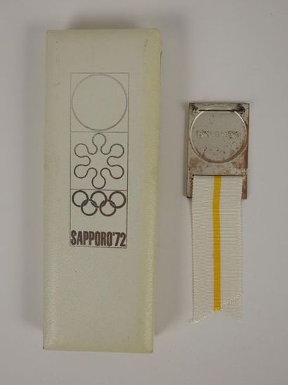 null Sapporo 1972, badge officiel en métal argenté avec flocon, les anneaux Sapporo...