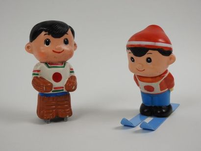 null Sapporo 1972, deux petits sujets en plastique a : gardien de but de hockey sur...