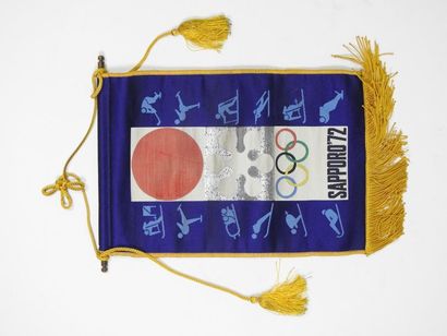 null Sapporo 1972, fanion à accrocher avec insigne officielle les douze disciplines...
