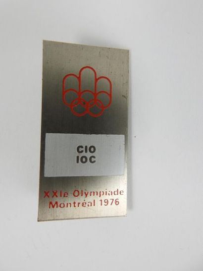 null Montréal 1976. Badge. CIO-IOC, XXI olympiade Montréal, métal argenté avec logo....
