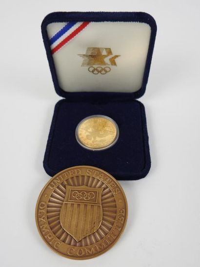 null Los Angeles 1984. Deux médailles officielles : a) médaille du Comité d'organisation...