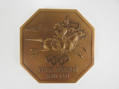 null Séoul 1988, médaille octogonale commémorative. Avers : l'archer à cheval avec...