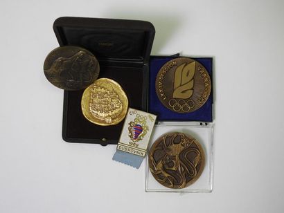 null Congres/Session/Varna/Dubrovnik. 5 pièces :a ) La médaille du Congrès Olympique...