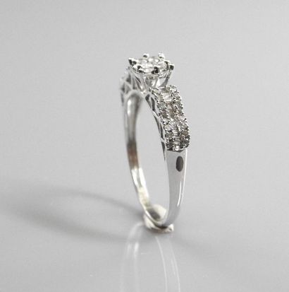 null Bague anneau en or gris , 750 MM, découpé centrée et soulignée de diamants taille...