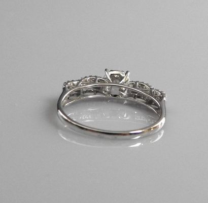 null Bague anneau en or gris , 750 MM, découpé centrée et soulignée de diamants taille...