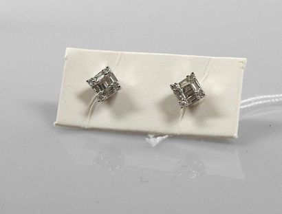 null Boucles d'oreilles dessinant chacune un plateau rectangulaire d'or gris, 750...