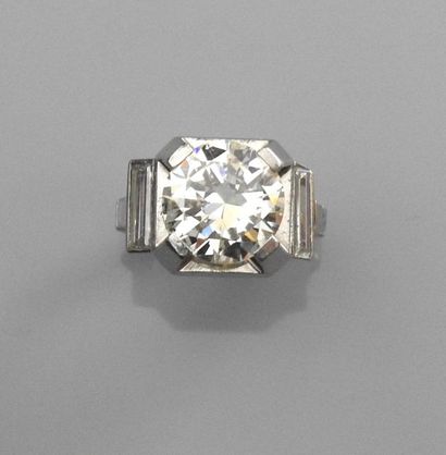 null ART DECO. Bague en, platine 900 MM, ornée d'un diamant rond-brillant pesant...