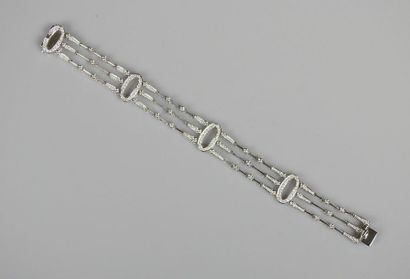 null Bracelet souple en or gris 750MM formé de trois lignes recouvertes de diamants...