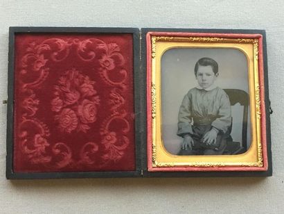 null PHOTOGRAPHIE - daguerréotype représentant un enfant, conservé dans son cadre...