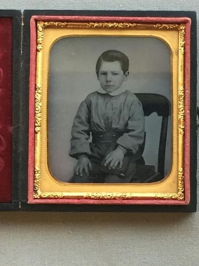 null PHOTOGRAPHIE - daguerréotype représentant un enfant, conservé dans son cadre...