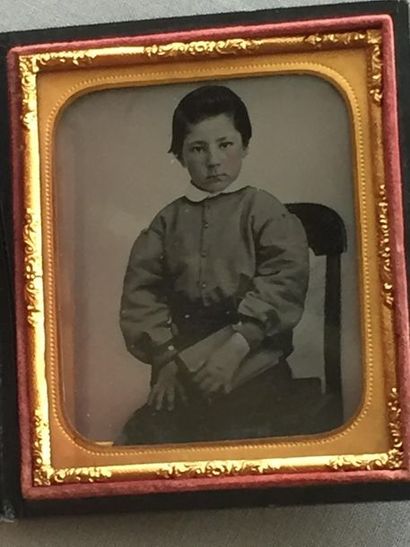 null PHOTOGRAPHIE - daguerréotype représentant un petit garçon, conservé dans son...