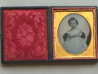 null PHOTOGRAPHIE - daguerréotype représentant une petite fille, conservé dans son...