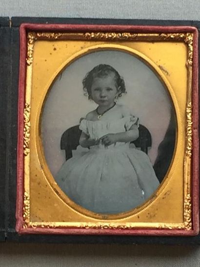 null PHOTOGRAPHIE - daguerréotype représentant une petite fille, conservé dans son...
