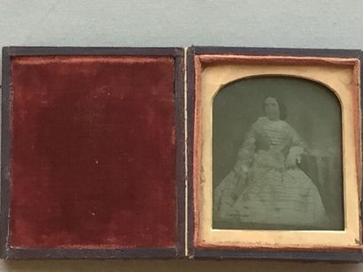 null PHOTOGRAPHIE - daguerréotype représentant une femme, conservé dans son cadre...