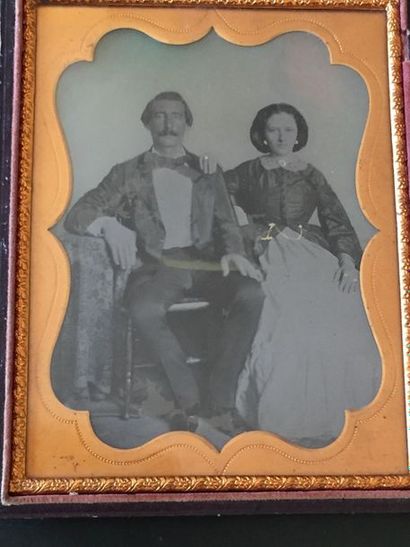 null PHOTOGRAPHIE - daguerréotype représentant un jeune couple, conservé dans son...