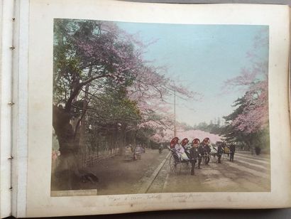 null JAPON: Important album de 24 photographhies du XIXe siècle en couleurs tirées...
