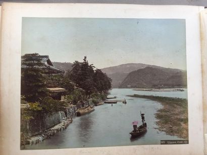 null JAPON: Important album de 24 photographhies du XIXe siècle en couleurs tirées...