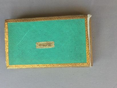 null ALBUM AMICORUM - Boîte de carton vert entouré d'un large filet de papier doré,...