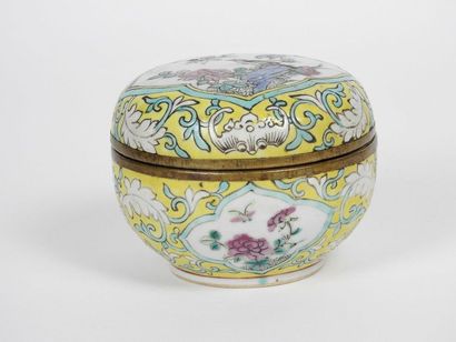 null Pot en porcelaine polychrome à décor floral et d’oiseaux

Diam 10 cm (égren...