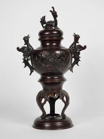 null Brûle parfum tripode en bronze

Couvercle surmonté d’une chimère, anses à décor...
