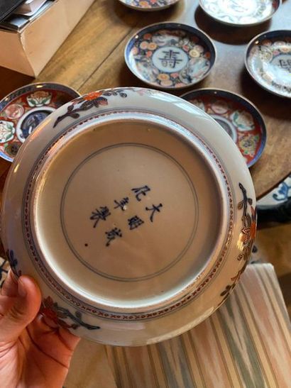 null Suite de huit assiettes en porcelaine a décor Imari

Vers 1900