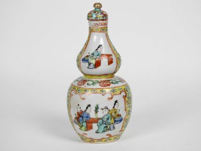 null Vase double-gourde couvert en porcelaine polychrome à décor de scènes de cour

H...