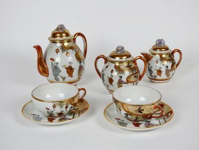 null Service à thé en porcelaine polychrome à décor de geishas comprenant une théière,...