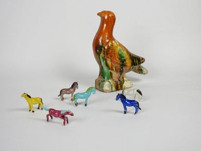 null Ensemble de six chevaux en céramique émaillée (H 5 cm) et un pigeon en céramique...