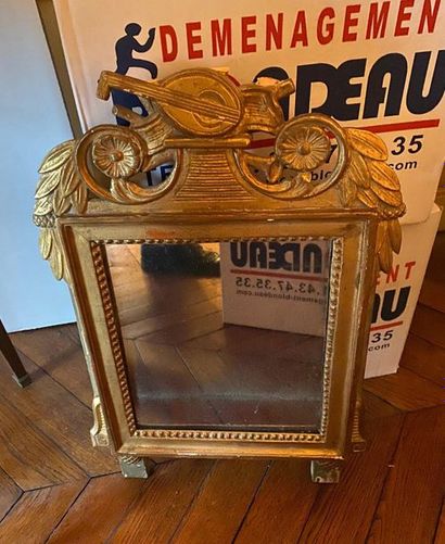 null Petit miroir à fronton en bois doré 

Trophée de musique

Époque Louis XVI

Accidents...