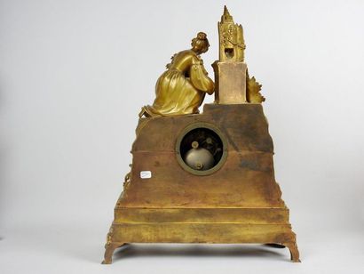 null 
Pendule en bronze doré


Cadran signé "Chevalier à Paris"


H 48 cm


