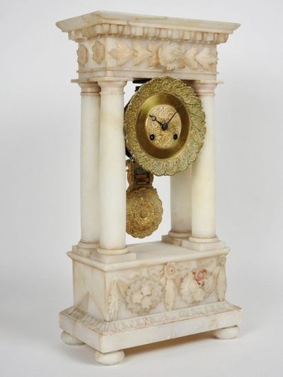 null Pendule portique en marbre blanc de Carrare à quatre colonnes à décor de guirlandes...