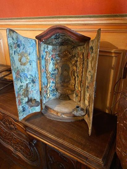 null Petit autel de voyage en bois laqué et rechampi

Italie XVIII ° siècle

H 50...