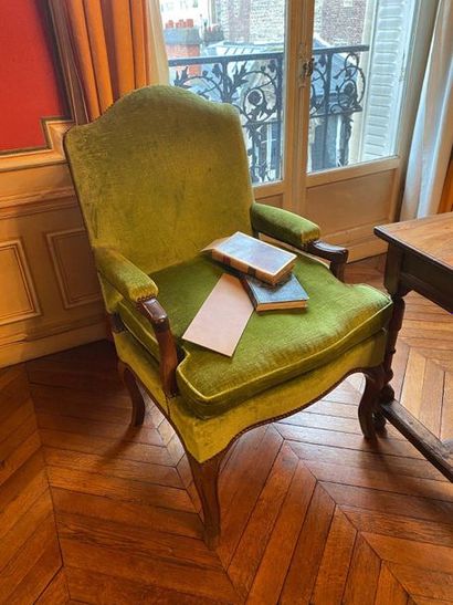 null Important fauteuil en bois naturel mouluré

Garniture a galette 

Velours vert...