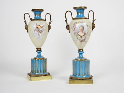 null Paire de vases balustre en porcelaine à décor de trophées et portraits en médaillon...