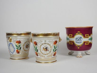 null Ensemble comprenant une paire de cache-pots en porcelaine de Paris à décor polychrome...