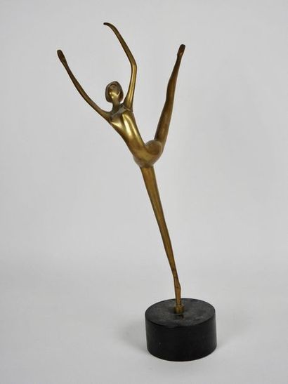 null Anonyme (XXe)

Danseuse à l’arabesque

Bronze doré

H 40 cm