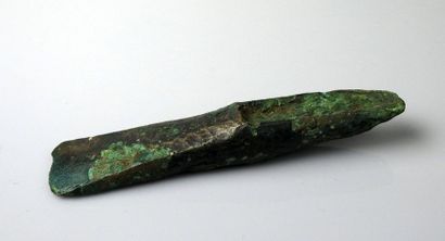null Hache à talon très fine, probablement une herminette

Bronze 12.7 cm

Age du...