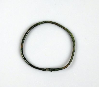 null Bracelet se terminant par des têtes de serpents

Bronze Diamètre 5.7 cm

Protohistoire...