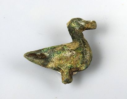 null Applique représentant un canard

Bronze 4,7 cm

Période antique probablement...